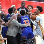 Mitchell Robinson, central do New York Knicks, lutando com o guarda do Atlanta Hawks, Dyson Daniels, durante um jogo dos Playoffs da NBA.