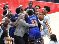 O desafio de Mitchell Robinson nos Knicks só aumentará à medida que os playoffs “físicos” continuarem Mitchell Robinson, central do New York Knicks, lutando com o guarda do Atlanta Hawks, Dyson Daniels, durante um jogo dos Playoffs da NBA.