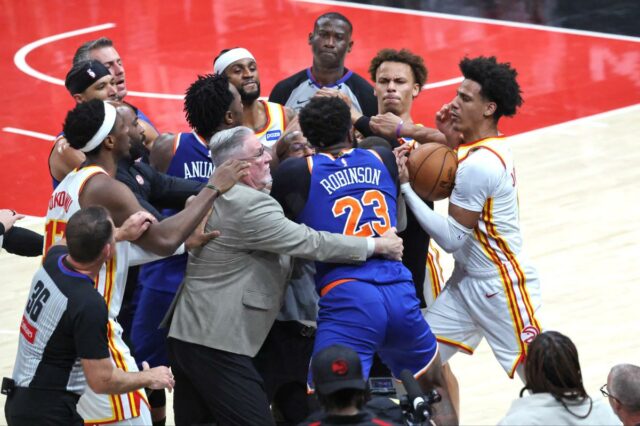 Mitchell Robinson, central do New York Knicks, lutando com o guarda do Atlanta Hawks, Dyson Daniels, durante um jogo dos Playoffs da NBA.