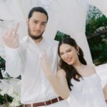 O jogador de basquete Kai Sotto e a atriz Rere Madrid durante seu casamento no jardim recentemente.