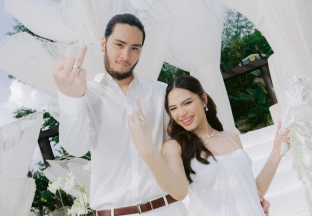 O jogador de basquete Kai Sotto e a atriz Rere Madrid durante seu casamento no jardim recentemente.