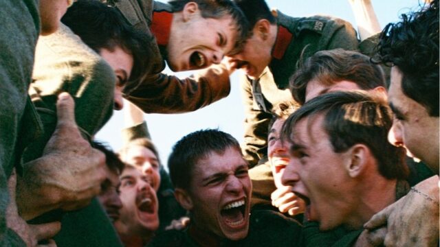 O diretor Lukas Dhont sobre o romance queer da Primeira O diretor Lukas Dhont sobre o romance queer da Primeira Guerra Mundial 'Coragem': 'É uma parte da história que eu não tinha visto retratada'