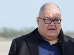 O diretor de comunicação da Trump, Steven Cheung, diz que Chuck Todd é ‘racista’ por chamá-lo de ‘criação de IA’ | Vídeo Dean Obeidallah e Mary Trump (The Dean Obeidallah Show)