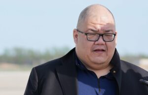 O diretor de comunicação da Trump, Steven Cheung, diz que Chuck Todd é ‘racista’ por chamá-lo de ‘criação de IA’ | Vídeo Dean Obeidallah e Mary Trump (The Dean Obeidallah Show)