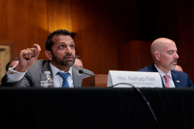 O diretor do FBI, Kash Patel, reage à preocupação com a bebida
