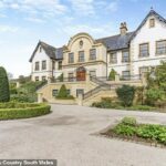 O luxuoso Foxfield, na foto, fica no idílico subúrbio de Lisvane, com vista para Cardiff, mas tem um drama da vida real passando por suas paredes