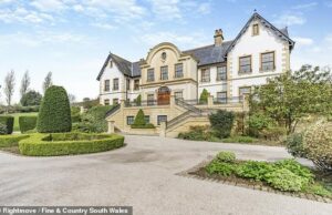 O drama da vida real por trás da propriedade Rivals de Danny Dyer: a nova mansão de Star na última série era a casa do magnata multimilionário das tortas – cujo herdeiro cometeu um assassinato violento O luxuoso Foxfield, na foto, fica no idílico subúrbio de Lisvane, com vista para Cardiff, mas tem um drama da vida real passando por suas paredes
