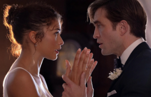 O drama está sendo transmitido? Como assistir ao romance A24 de Zendaya e Robert Pattinson. Robert Pattinson confortando Zendaya em 'The Drama'