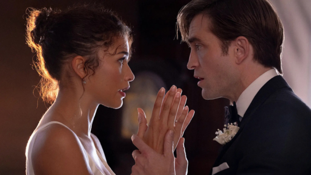 Robert Pattinson confortando Zendaya em 'The Drama'