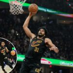 Jarrett Allen, vestindo uma camisa preta com