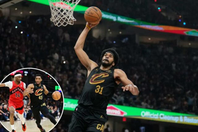 Jarrett Allen, vestindo uma camisa preta com 