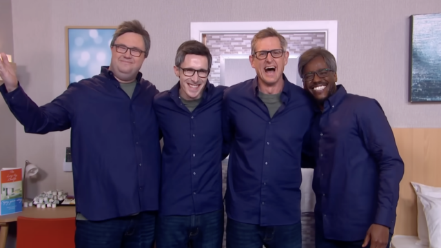 O esboço do SNL UK Louis Theroux recebe uma participação especial do próprio homem
