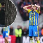 O finlandês Azaz, do Southampton, reage com as mãos na cabeça em um momento de frustração.