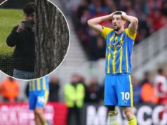 O escândalo ‘Spygate’ abala o futebol inglês quando surge uma foto contundente O finlandês Azaz, do Southampton, reage com as mãos na cabeça em um momento de frustração.