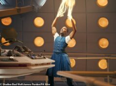 O ‘especial de Natal de Doctor Who pode ser AXED enquanto os chefes do programa lutam para encontrar um ator para interpretar o papel antes cobiçado que agora é um cálice envenenado’ O especial de Natal planejado de Doctor Who poderia ser cancelado depois que os chefes da BBC lutam para encontrar um ator para assumir o papel antes cobiçado que agora é considerado um ‘cálice envenenado’