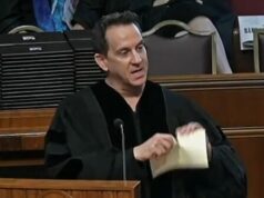 O estilista Jeremy Scott rasga o discurso de comentário ‘clichê’ escrito por IA e recebe muitos aplausos Jeremy Scott e Devon Aoki participam da comemoração do Met Gala de 2023