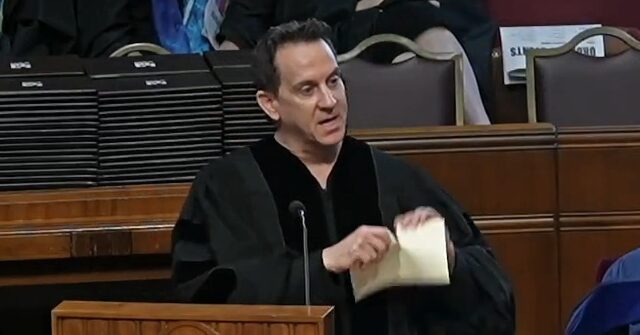 O estilista Jeremy Scott rasga o discurso de comentário 'clichê' Jeremy Scott e Devon Aoki participam da comemoração do Met Gala de 2023