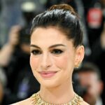 O estilo antigo de bolsa de dinheiro de Anne Hathaway também funciona como uma bolsa de trabalho