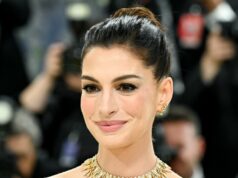 O estilo antigo de bolsa de dinheiro de Anne Hathaway também funciona como uma bolsa de trabalho O estilo antigo de bolsa de dinheiro de Anne Hathaway também funciona como uma bolsa de trabalho
