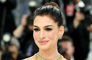 O estilo antigo de bolsa de dinheiro de Anne Hathaway também funciona como uma bolsa de trabalho O estilo antigo de bolsa de dinheiro de Anne Hathaway também funciona como uma bolsa de trabalho