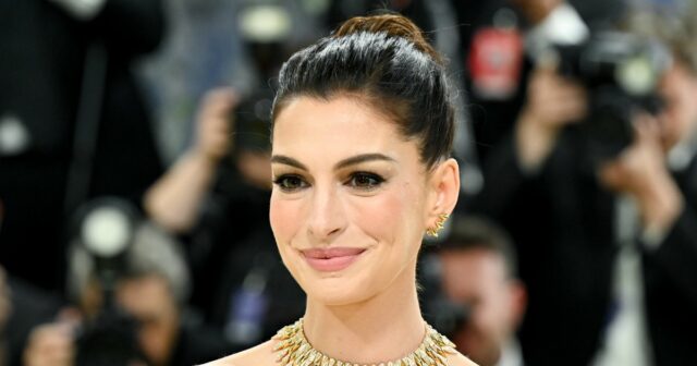 O estilo antigo de bolsa de dinheiro de Anne Hathaway também funciona como uma bolsa de trabalho
