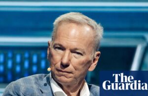 O ex-CEO do Google, Eric Schmidt, vaiado após comentários sobre IA na formatura do Arizona O ex-CEO do Google, Eric Schmidt, vaiado após comentários sobre IA na formatura do Arizona