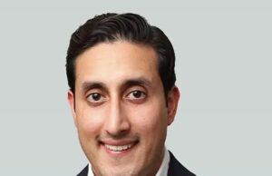 O ex-banqueiro do JPMorgan que processou sua chefe por alegar que ela o tornou escravo sexual no escritório ‘recusou uma quantia enorme para resolver o caso’ A ex-banqueira do JPMorgan Chase Chirayu Rana, 35, que processou sua chefe alegando que ela o assediou sexualmente, recusou um acordo de US$ 1 milhão da empresa, dizem os relatórios