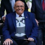 O ex-prefeito de Nova York Rudy Giuliani permanece hospitalizado com pneumonia enquanto parceiro de negócios avisa: ‘Hoje é um dia importante’