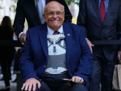 O ex-prefeito de Nova York Rudy Giuliani permanece hospitalizado com pneumonia enquanto parceiro de negócios avisa: ‘Hoje é um dia importante’ O ex-prefeito de Nova York Rudy Giuliani permanece hospitalizado com pneumonia enquanto parceiro de negócios avisa: ‘Hoje é um dia importante’