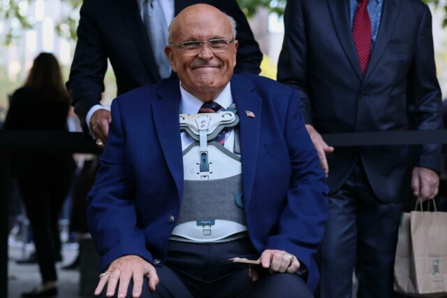 O ex-prefeito de Nova York Rudy Giuliani permanece hospitalizado com pneumonia enquanto parceiro de negócios avisa: ‘Hoje é um dia importante’
