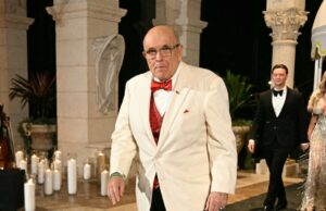 O ex-prefeito de Nova York, Rudy Giuliani, supostamente em estado crítico no hospital Harvey Weinstein hospitalizado