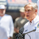 O governador Greg Abbott fala em uma entrevista coletiva em 8 de julho de 2025 em Hunt, Texas. O governador Abbott anunciou que mais de 160 pessoas ainda estão desaparecidas após enchentes mortais na sexta-feira. Na semana passada, fortes chuvas causaram graves inundações repentinas ao longo do rio Guadalupe, no centro do Texas, deixando mais de 100 pessoas mortas, incluindo crianças que frequentavam o Camp Mystic.
