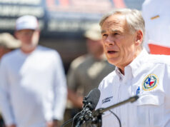 O fechamento do Camp Mystic 2026 atrai resposta do governador do Texas, Greg Abbott O governador Greg Abbott fala em uma entrevista coletiva em 8 de julho de 2025 em Hunt, Texas. O governador Abbott anunciou que mais de 160 pessoas ainda estão desaparecidas após enchentes mortais na sexta-feira. Na semana passada, fortes chuvas causaram graves inundações repentinas ao longo do rio Guadalupe, no centro do Texas, deixando mais de 100 pessoas mortas, incluindo crianças que frequentavam o Camp Mystic.
