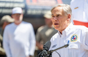 O fechamento do Camp Mystic 2026 atrai resposta do governador do Texas, Greg Abbott O governador Greg Abbott fala em uma entrevista coletiva em 8 de julho de 2025 em Hunt, Texas. O governador Abbott anunciou que mais de 160 pessoas ainda estão desaparecidas após enchentes mortais na sexta-feira. Na semana passada, fortes chuvas causaram graves inundações repentinas ao longo do rio Guadalupe, no centro do Texas, deixando mais de 100 pessoas mortas, incluindo crianças que frequentavam o Camp Mystic.