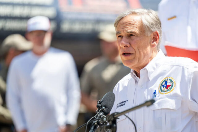 O governador Greg Abbott fala em uma entrevista coletiva em 8 de julho de 2025 em Hunt, Texas. O governador Abbott anunciou que mais de 160 pessoas ainda estão desaparecidas após enchentes mortais na sexta-feira. Na semana passada, fortes chuvas causaram graves inundações repentinas ao longo do rio Guadalupe, no centro do Texas, deixando mais de 100 pessoas mortas, incluindo crianças que frequentavam o Camp Mystic.