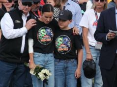 O filho de Kyle Larson conforta Brexton Busch antes do momento de silêncio para seu pai O que aconteceu com Kyle Busch? Por dentro da morte chocante do campeão da NASCAR