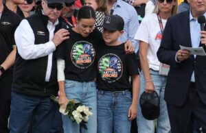 O filho de Kyle Larson conforta Brexton Busch antes do momento de silêncio para seu pai O que aconteceu com Kyle Busch? Por dentro da morte chocante do campeão da NASCAR