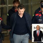 Policiais regionais catalães (Mossos d'Esquadra) acompanham Jonathan Andic quando ele chega a um tribunal em Martorell, perto de Barcelona, ​​após sua prisão em 19 de maio de 2026.