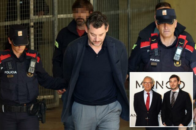 O filho do magnata da manga deixa a gigante da Policiais regionais catalães (Mossos d'Esquadra) acompanham Jonathan Andic quando ele chega a um tribunal em Martorell, perto de Barcelona, após sua prisão em 19 de maio de 2026.