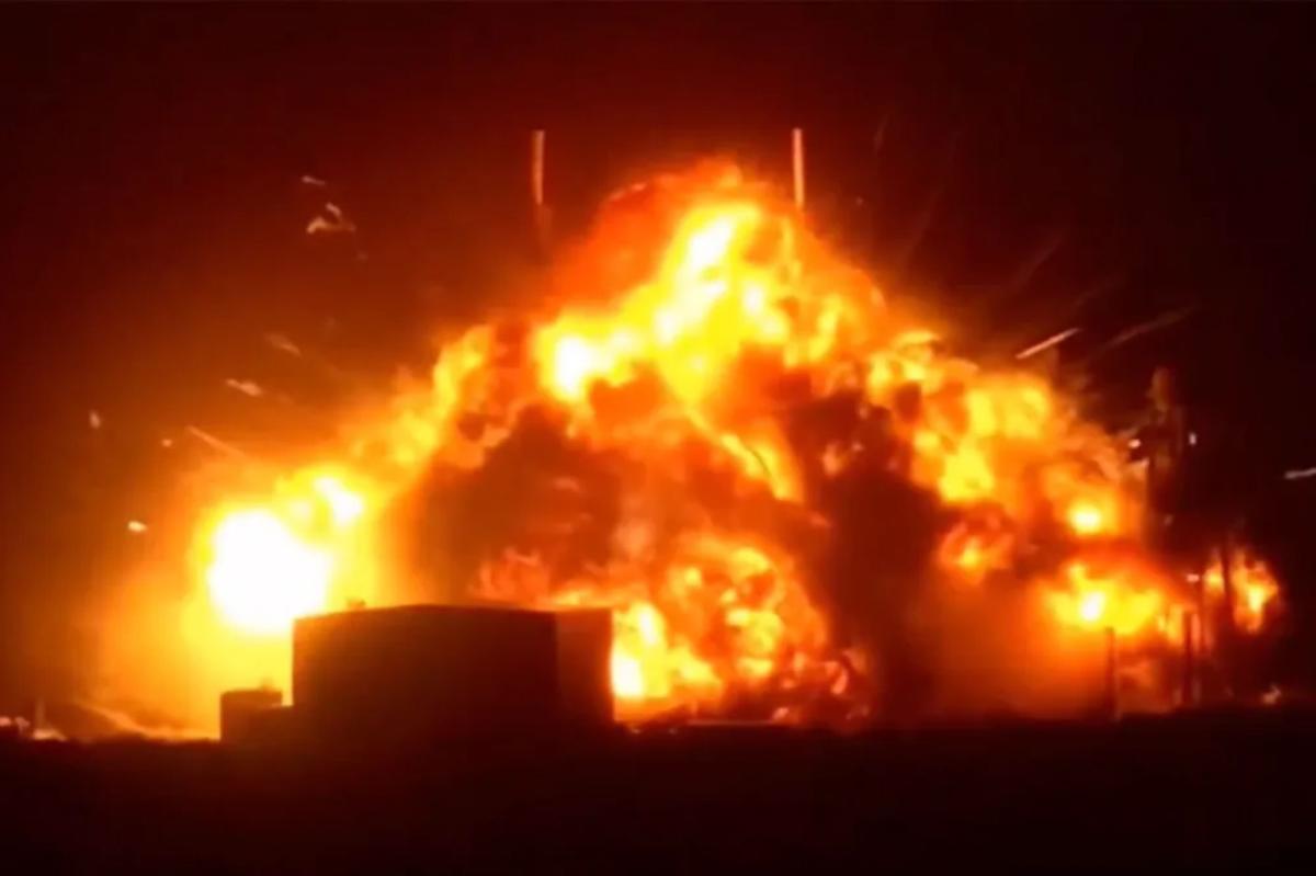 O foguete Blue Origin New Glenn explode em uma enorme bola de fogo durante o ‘teste de fogo quente’ na Flórida