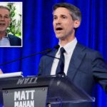 Reed Hastings discursando em frente a uma Netflix vermelha