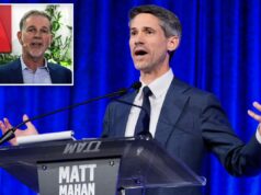 O fundador da Netflix, Reed Hastings, emite declaração furiosa após recuperar US$ 1 milhão da gestão de Matt Mahan para governador Reed Hastings discursando em frente a uma Netflix vermelha