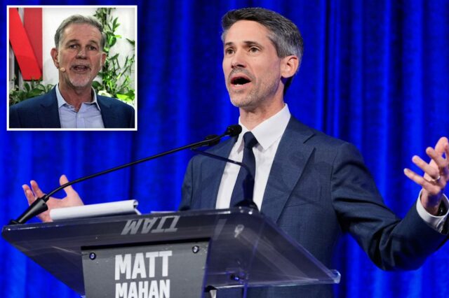 O fundador da Netflix, Reed Hastings, emite declaração furiosa após Reed Hastings discursando em frente a uma Netflix vermelha