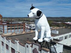 O futuro da amada estátua de um cachorro de 28 pés de altura chamada ‘Nipper’ em um armazém de Nova York está no ar O futuro da amada estátua de um cachorro de 28 pés de altura chamada 'Nipper' em um armazém de Nova York está no ar