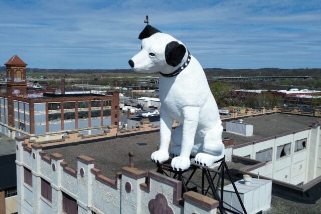O futuro da amada estátua de um cachorro de 28 pés de altura chamada 'Nipper' em um armazém de Nova York está no ar
