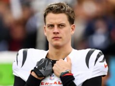 O futuro de Joe Burrow em Cincinnati fica mais claro antes da temporada de 2026 Joe Burrow #9 of the Cincinnati Bengals stands on the sidelines during the national anthem prior to an NFL football game against the Tennessee Titans at Nissan Stadium on December 15, 2024 in Nashville, Tennessee. (Photo by Kevin Sabitus/Getty Images)