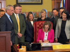 O governador Reynolds assina sorteios de Iowa e repressão ao jogo, ampliando a fiscalização e revisando a retenção de impostos O governador de Iowa, Kim Reynolds, assina o Arquivo 2289 do Senado, expandindo a fiscalização do jogo e atualizando as regras de retenção de impostos em Des Moines.