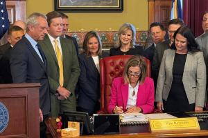 O governador Reynolds assina sorteios de Iowa e repressão ao O governador de Iowa, Kim Reynolds, assina o Arquivo 2289 do Senado, expandindo a fiscalização do jogo e atualizando as regras de retenção de impostos em Des Moines.