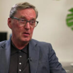 O governo gasta 25 vezes mais em benefícios do que em empregos para jovens, diz Milburn