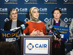 O grupo muçulmano incendiário CAIR deveria ser marginalizado – sem receber dinheiro do contribuinte Hiba Rahim, Diretora Executiva do CAIR Flórida, falando em uma entrevista coletiva com outras duas pessoas ao lado dela.